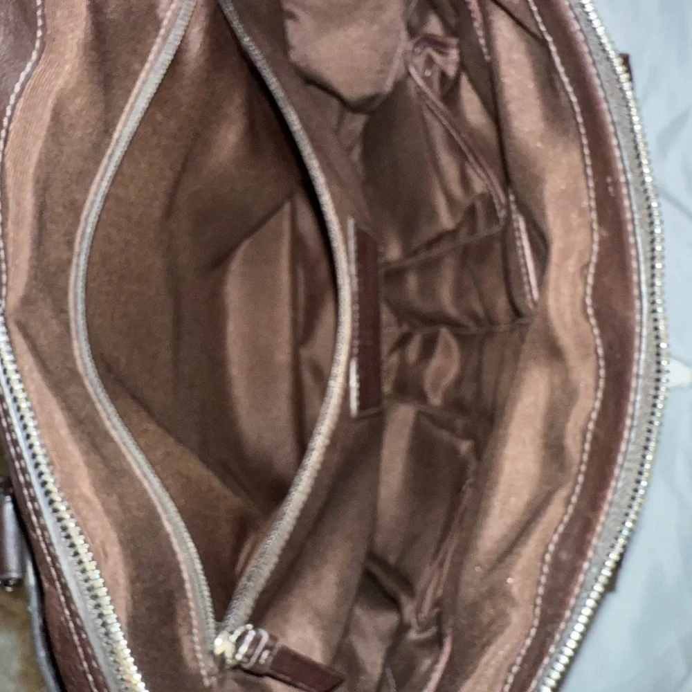 Like new Men’s Coach leather messenger bag used twice - Picture 5 of 5